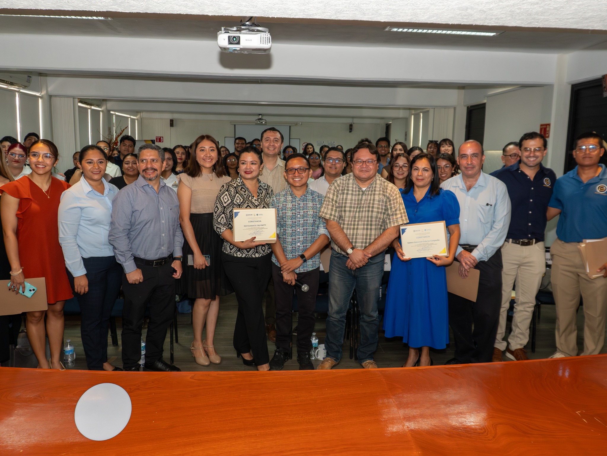 Entrega de reconocimientos para los alumnos de la Licenciatura de Psicología de la Universidad Autónoma de Campeche